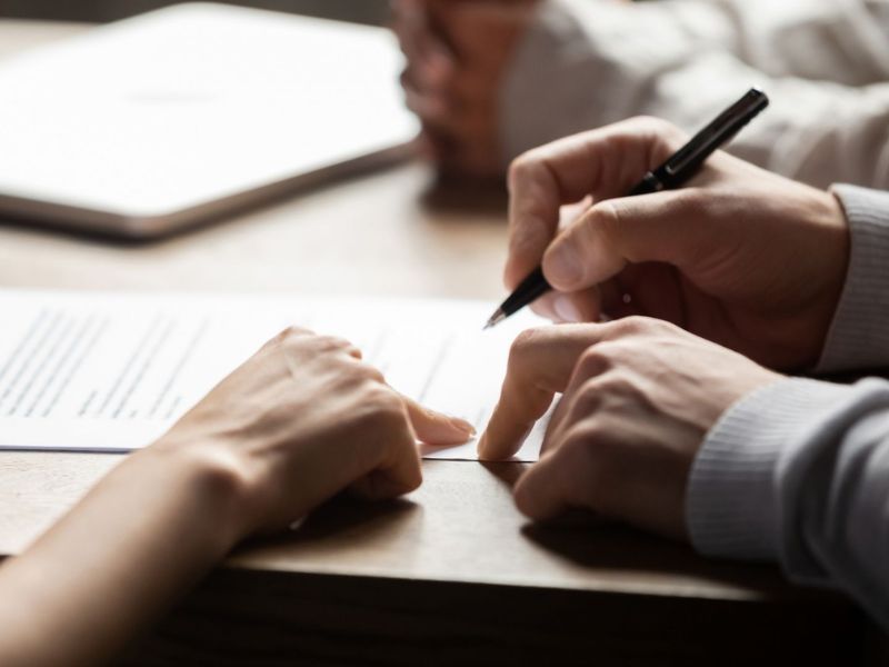 Đọc kỹ hợp đồng trước khỉ ký kết