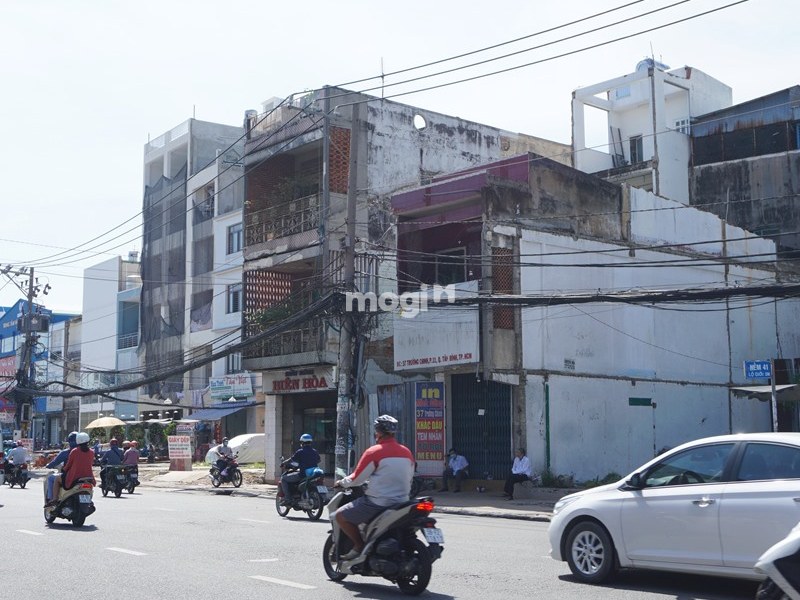 Đường Cách Mạng tháng 8 được đầu tư khá đầy đủ về cơ sở hạ tầng giao thông và tiện ích