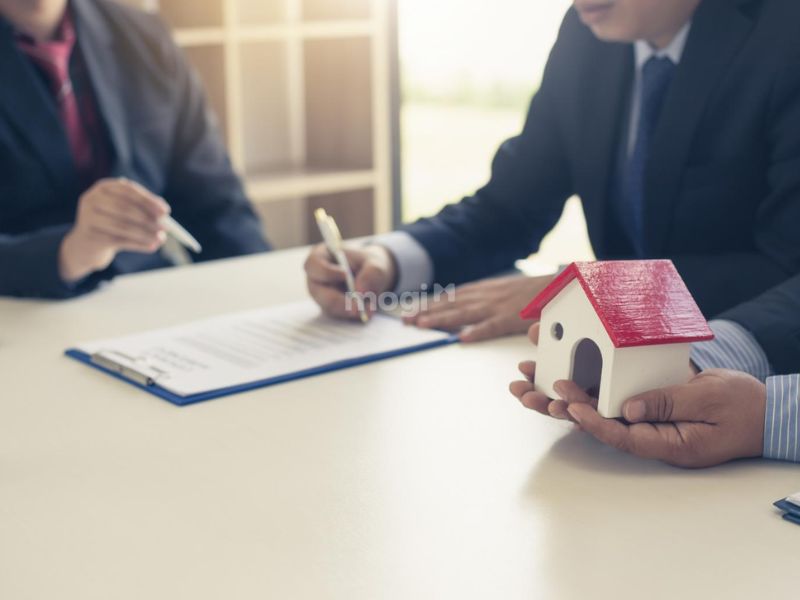 Tìm hiểu và thương lượng giá thuê với chủ nhà