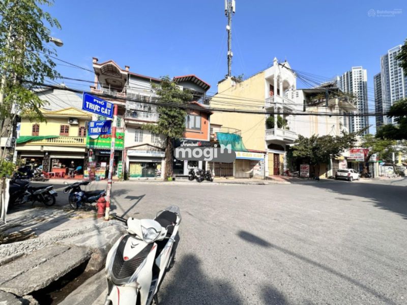 Đường Thiên Lôi nằm trên địa bàn quận Lên Chân và quận Ngô Quyền