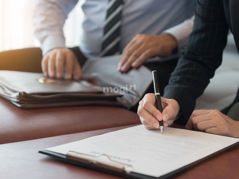 Đọc kỹ bản hợp đồng trước khi ký kết