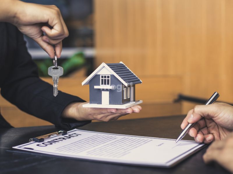 Đọc cẩn thận các điều khoản hợp đồng bán nhà trước khi ký