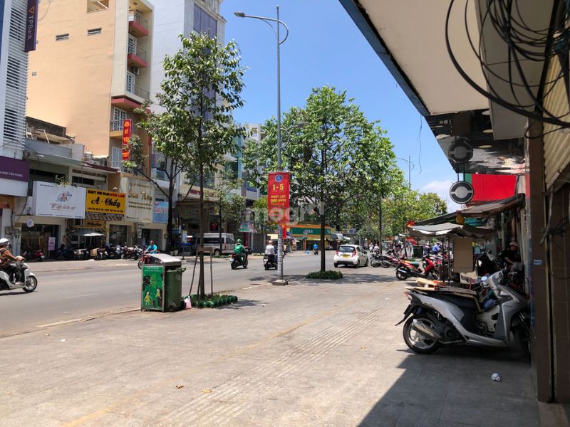 Mua nhà mặt tiền giúp bạn có nhiều lợi ích về sinh hoạt và kinh doanh, đầu tư