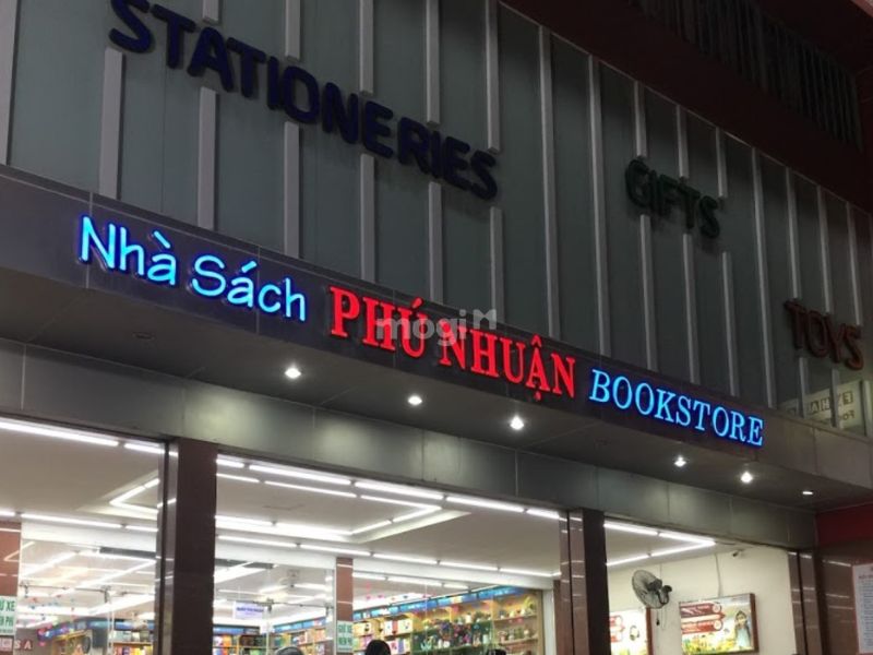 Nhà sách FAHASA Phú Nhuận Bookstore trên đường Phan Đình Phùng