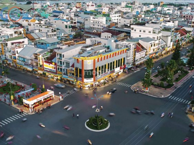 Long Xuyên là thành phố sôi động với nhiều hoạt động dịch vụ, thương mại