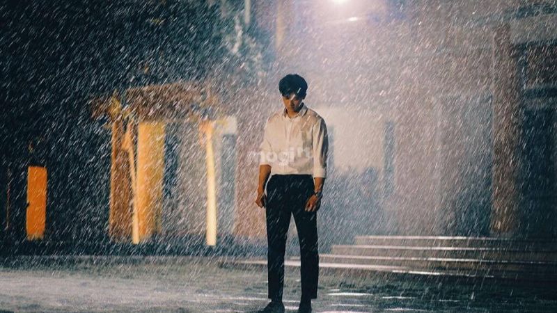 Nằm mơ thấy đi trong mưa là dự đoán bạn sẽ gặp quý nhân xuất hiện hỗ trợ