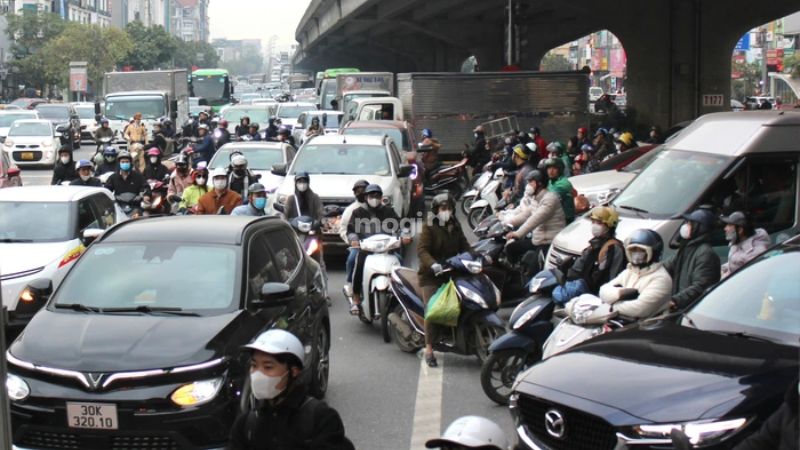 Ùn tắc kéo dài tại ngã tư Khuất Duy Tiến vào giờ cao điểm