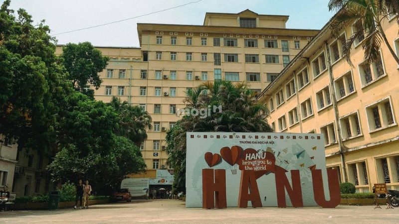 Trường Đại học Hà Nội gần ngã tư Khuất Duy Tiến 