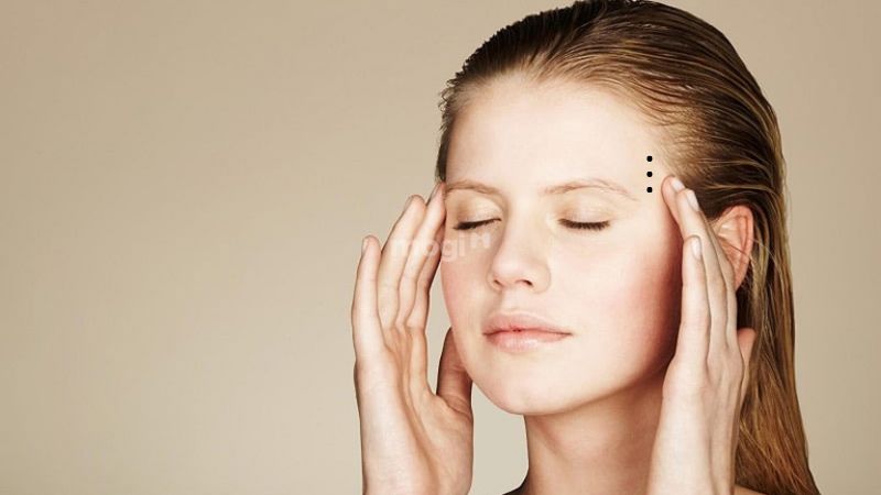 Ở bên phải thái dương