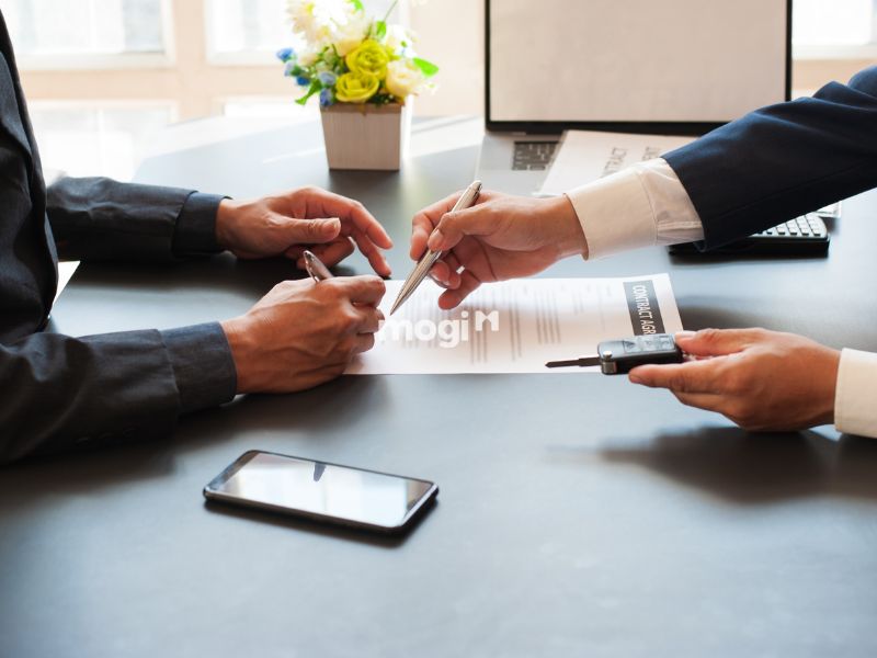 Đọc kỹ hợp đồng trước khi ký tên