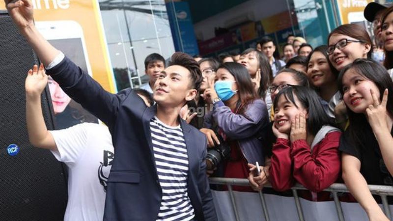 Mơ thấy người nổi tiếng là điềm báo gì? Giải mã chi tiết các giấc mơ 4 Mơ thấy chụp ảnh với người nổi tiếng