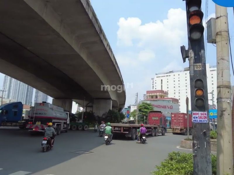 Chân cầu Phú Mỹ cắt ngang đường Huỳnh Tấn Phát và Nguyễn Thị Thập