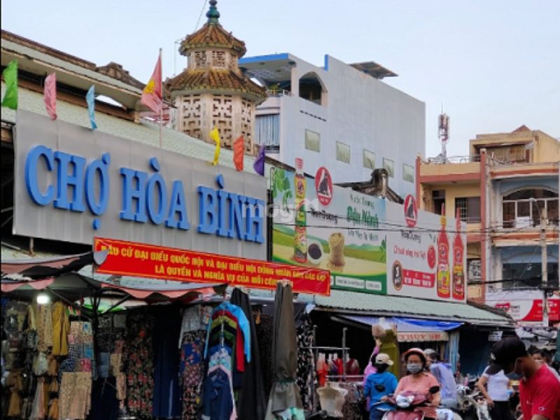 Chợ Hòa Bình nằm ở đường Bạch Vân gần đường Trần Tuấn Khải