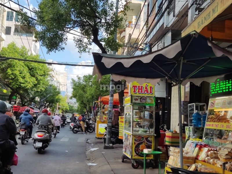 Các cửa hàng san sát trên tuyến đường Vạn Kiếp