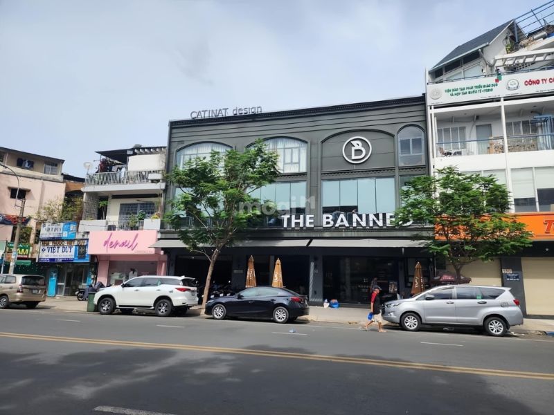 Nhiều nhà mặt tiền được mua để mở cửa hàng kinh doanh