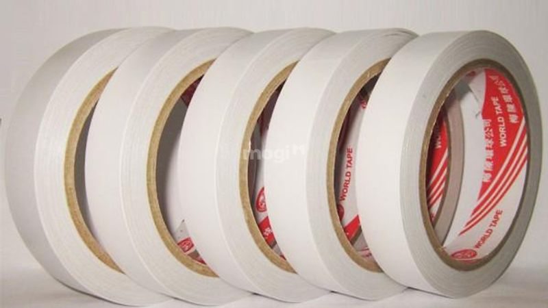 Con thiêu thân bay vào nhà: Điềm báo và cách xử lý 7 Dùng băng keo 2 mặt