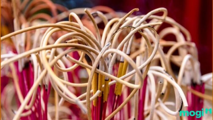 Tàn nhang cong là điềm gì? Giải mã theo quan niệm dân gian