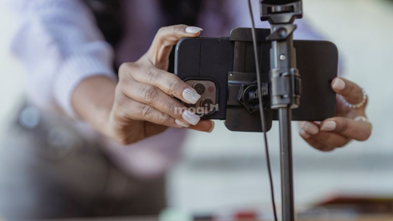 Nếu được, hãy đầu tư chân máy hoặc máy ảnh để bộ hình chuyên nghiệp hơn