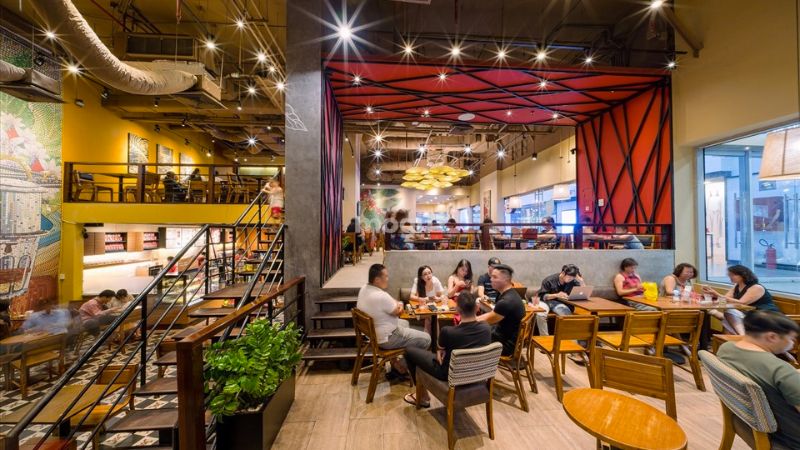 Ảnh chụp không gian bên trong nên được thực hiện từ nhiều góc độ để thể hiện cách bài trí bàn ghế và bố cục tổng thể