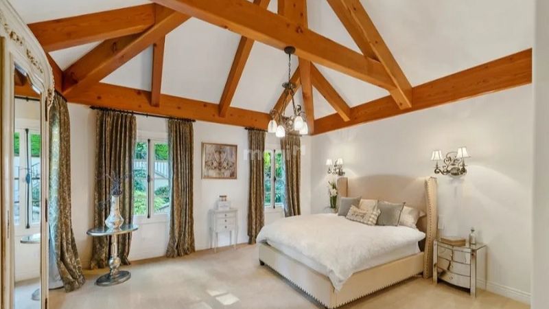 Trong phong thủy phòng ngủ rất kiêng kỵ xà ngang ngay trên giường ngủ