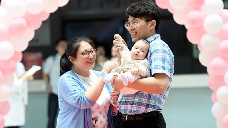 Hỗ trợ các cặp vợ chồng trẻ về nhà ở, ưu đãi thuế nhằm khuyến khích kết hôn và sinh con.