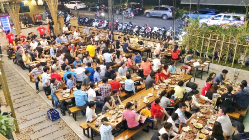 Quán nhậu bình dân tại khu vực vùng ven tương đối đông khách (Nguồn tanphuland.vn)
