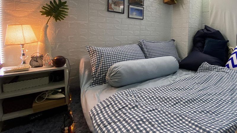 Ảnh chụp thiếu sáng gây cảm giác phòng nhỏ và kín (Nguồn Kênh 14)