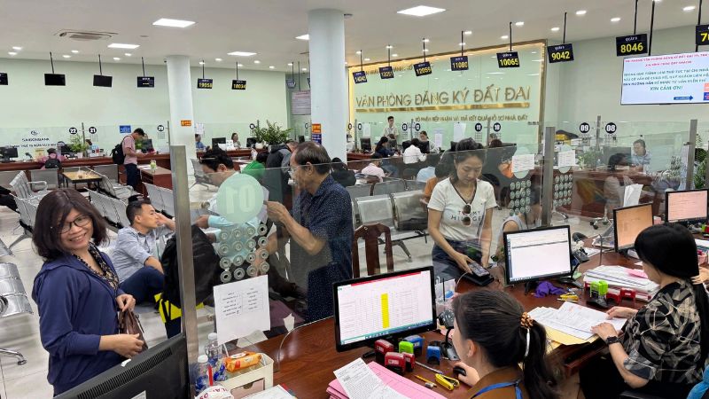 Bảng giá đất 2026 có gì mới? Tác động đến người dân và doanh nghiệp 5 Người dân làm thủ tục đất đai