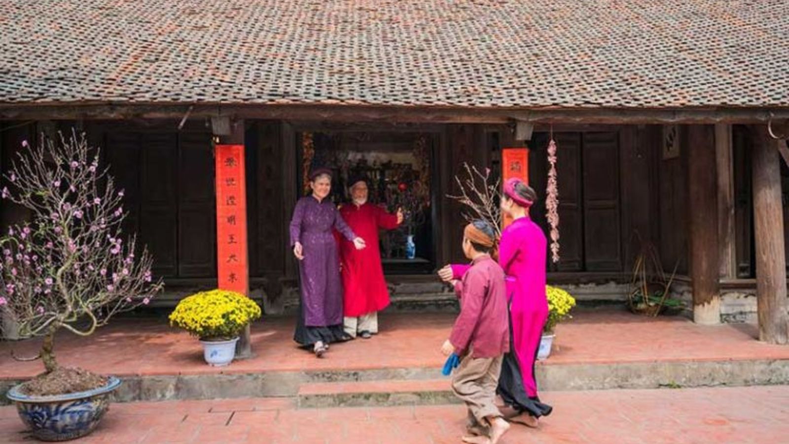 Nhiều người lựa chọn hình thức tự xông đất cho nhà mình