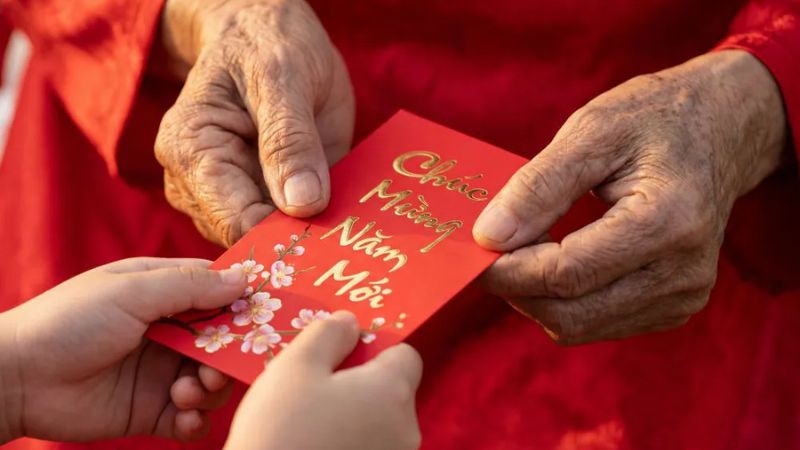 Người đến xông đất nên mang theo lì xì hoặc quà tặng gia chủ tượng trưng cho may mắn (Nguồn: Tạp chí Thương Gia)