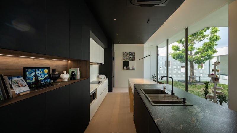 Phong thủy nhà chữ H có tốt không? Bố trí sao cho hài hòa, may mắn? 6 Bạn nên bố trí thêm cây xanh, sử dụng cửa kính để cân bằng năng lượng trong nhà (Nguồn: Happynest)