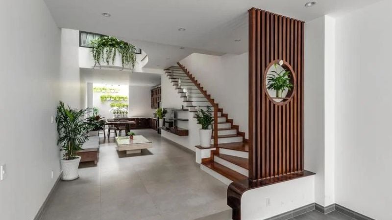 Nắm Rõ Phong Thủy Nhà Ống Để Thu Hút Tài Lộc Và Vượng Khí 9 Cầu thang nhà ống nên đặt sát tường tránh đặt giữa nhà gây cản trở sinh khí lưu thông (Nguồn: Phong thủy tử vi)