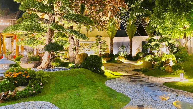 Bố trí đèn trang trí tạo ánh sáng ấm áp cho sân vườn