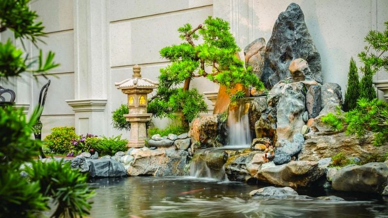 Lựa chọn vật liệu tự nhiên như đất, đá cho sân vườn.