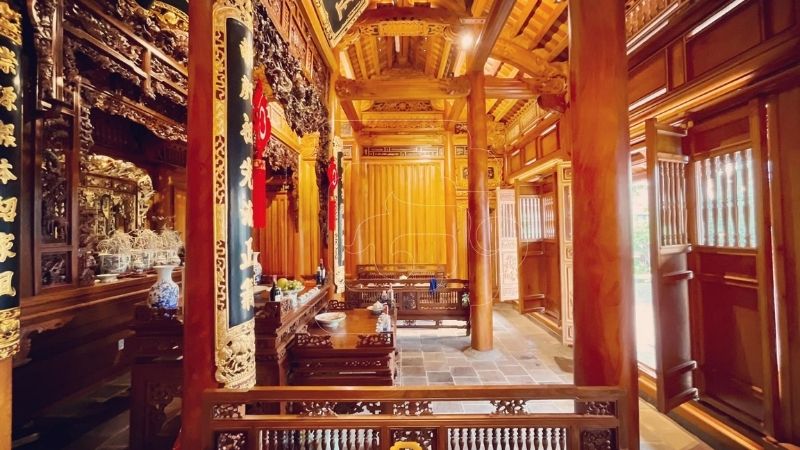 Nên đặt bàn thờ ở giữa trong nhà gỗ ba gian