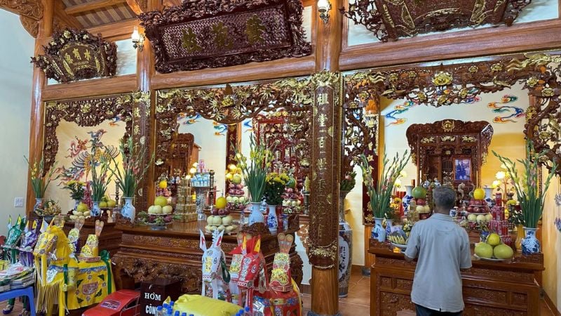 Cần hương khói, dọn dẹp nhà thờ tự thường xuyên để giữ gìn sự trang nghiêm, thanh tịnh